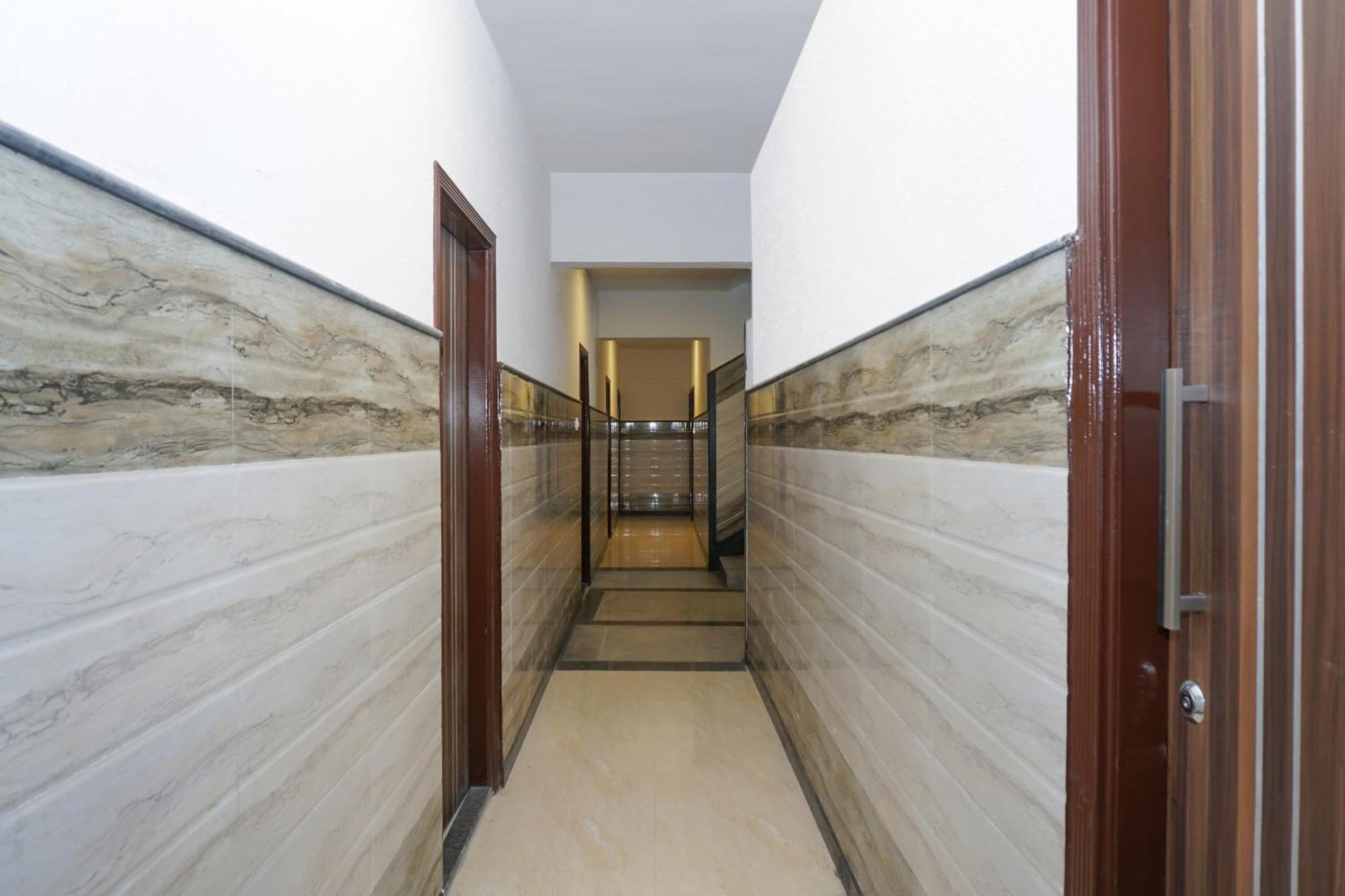 Hotel O Golden Cafe Csennai Kültér fotó